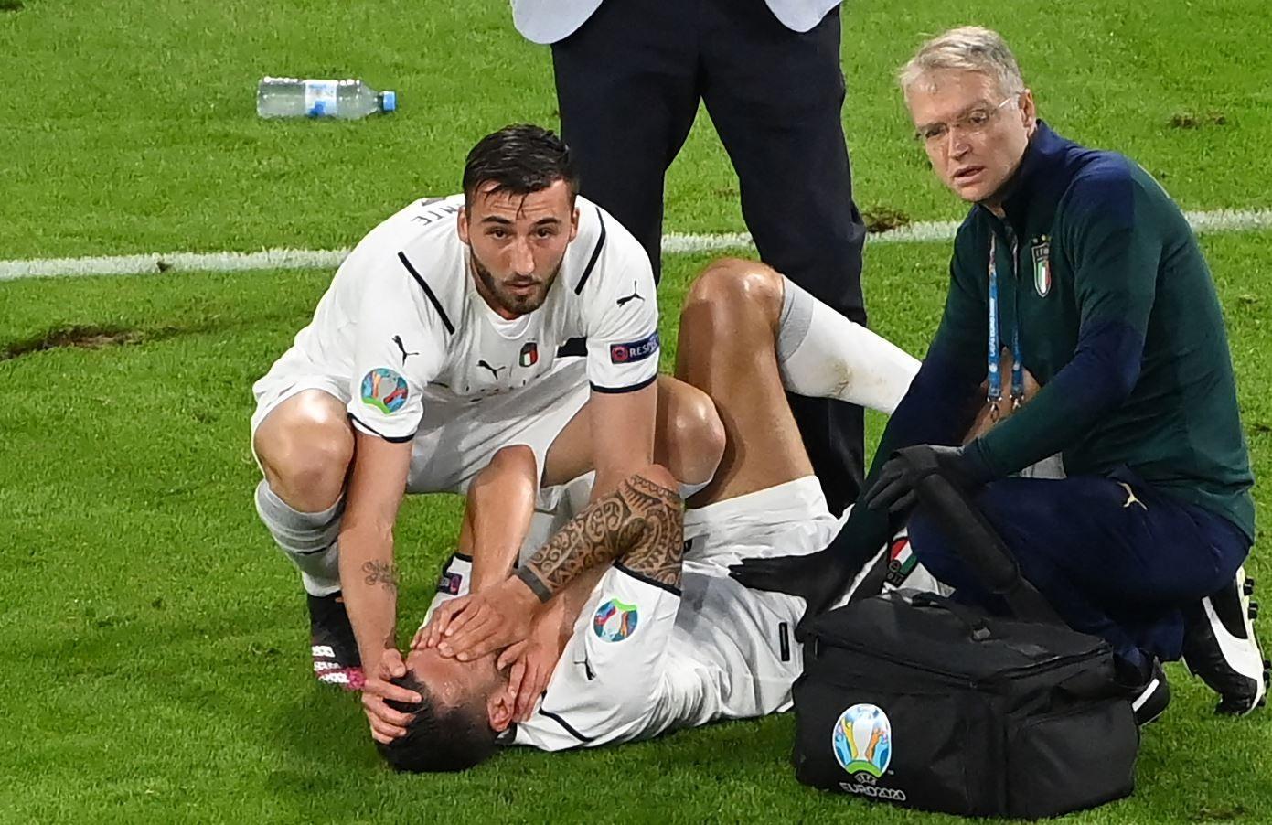 Bryan Cristante soccorre Leonardo Spinazzola dopo il ko all’Europeo  @Getty images