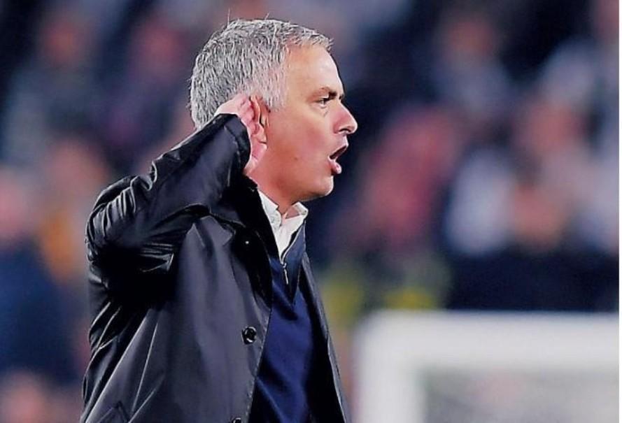 José Mourinho mostra l’orecchio ai tifosi juventini dopo la vittoria per 2-1 del suo Manchester United a Torino il 7 novembre 2018