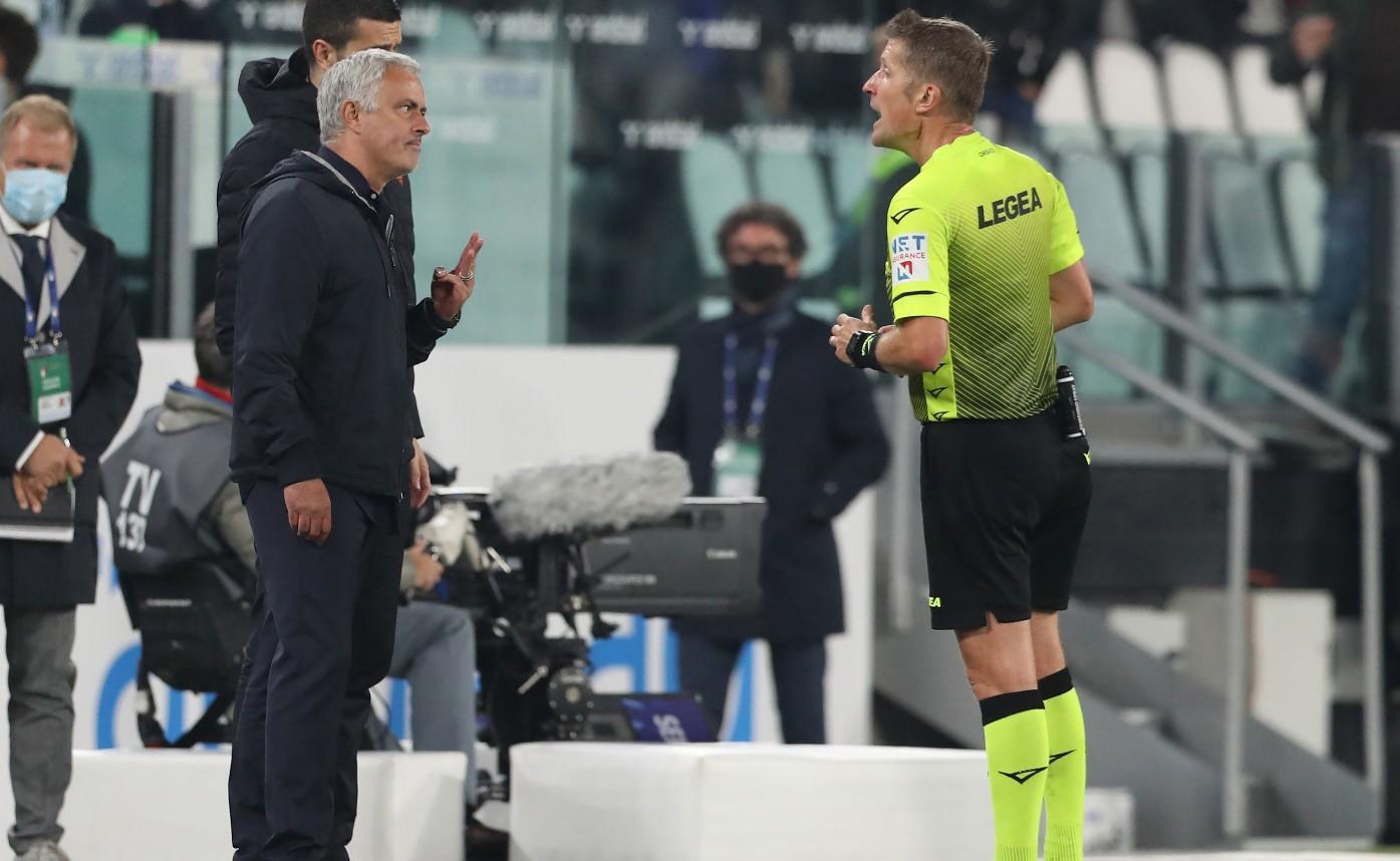 Mourinho a colloquio con Orsato durante Juventus-Roma, di Mancini