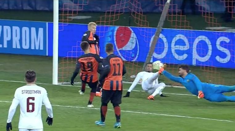 Shakhtar Donetsk-Roma 2-1: il fermo immagine del salvataggio di Bruno Peres, decisivo per superare gli ottavi di Champions League