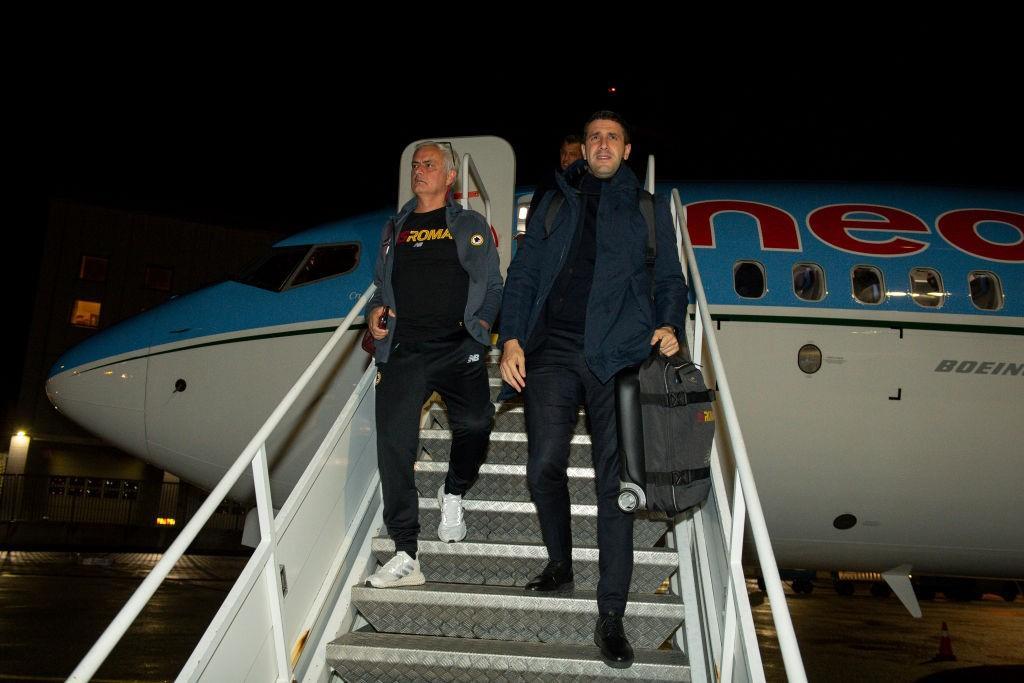 Mourinho scende dall’aereo che ha portato la Roma ieri a Bodø con un viaggio durato quattro ore. Con lui il team manager Cardini (©AS Roma via Getty Images)