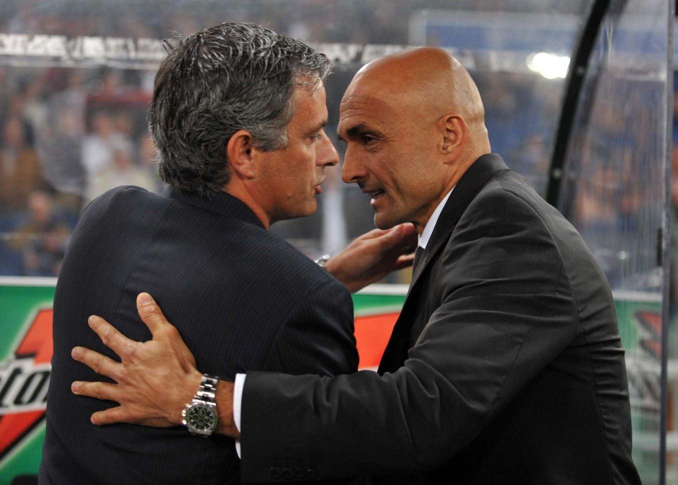 Un abbraccio tra Mourinho e Spalletti di tredici anni fa. Per l’esattezza era il 19 ottobre 2008. All’Olimpico c’era Roma-Inter @Getty Images