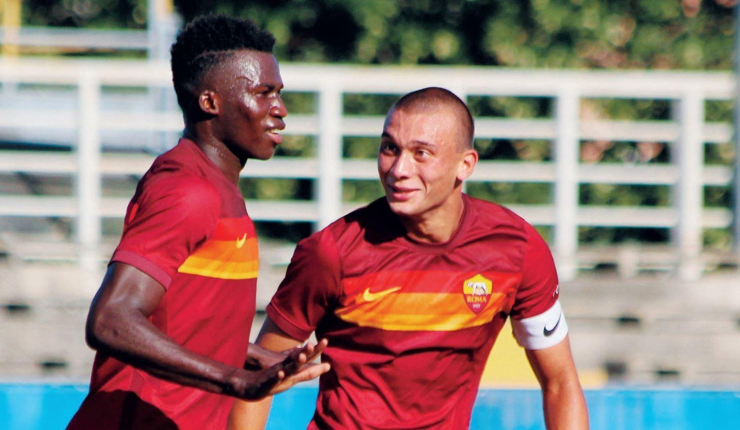 Una foto della scorsa stagione: il capitano dell’Under 18, Nicolò Evangelisti, esulta con Felix: il 31 agosto è passato all’Empoli, oggi sarà a Trigoria da avversario. Mentre Felix sarà in prima squadra, con Mourinho @Sprint e Sport