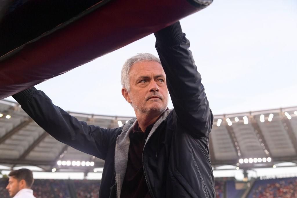 Mourinho vicino alla panchina prima di Roma-Napoli (As Roma via Getty Imges)