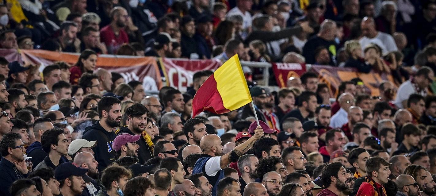 Un tifoso e la sua bandiera durante Roma-Napoli (As Roma via Getty Images)