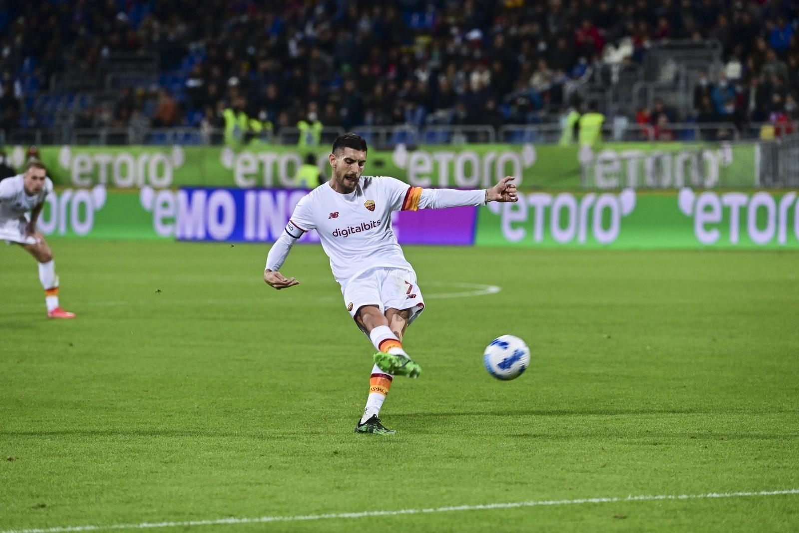Pellegrini segna il 2-1 su punizione contro il Cagliari, di Mancini