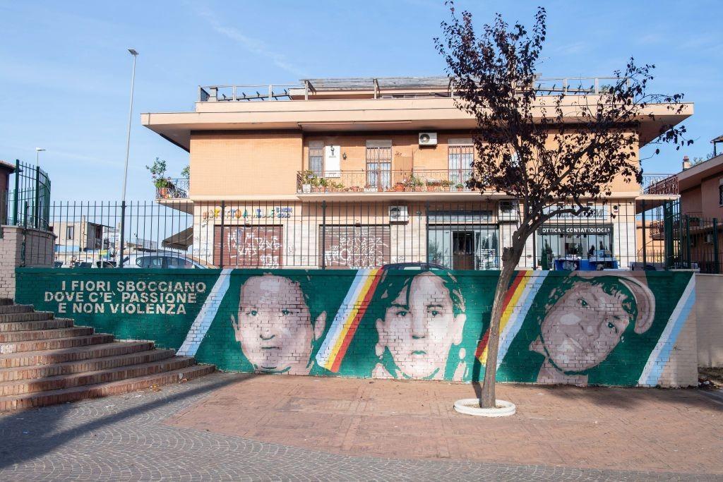 Il murale di Lucamaleonte in onore di  Paparelli, De Falchi e Sandri (As Roma via Getty Images)