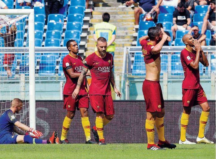 La delusione della Roma dopo ila pareggio del Chievo allo Stadio Olimpico, di LaPresse