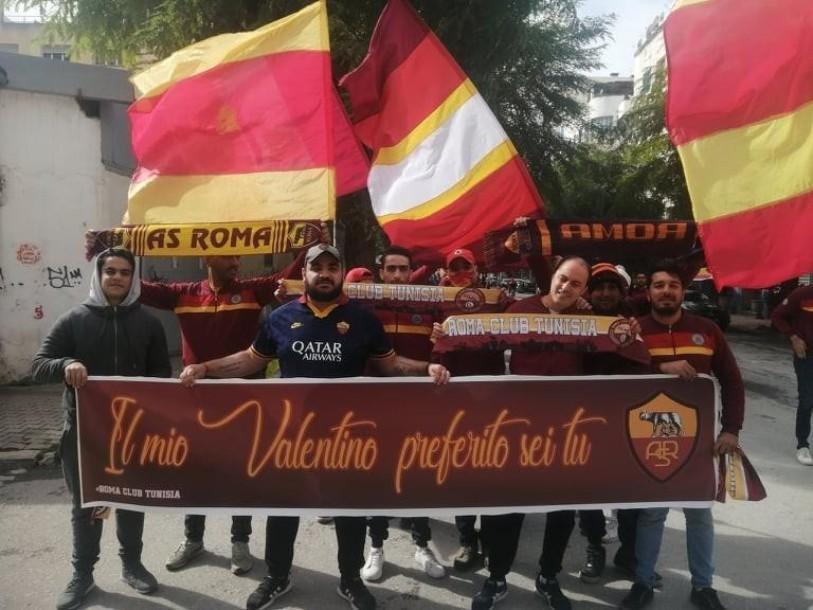 Farouk con alcuni dei membri del Roma Club Tunisi