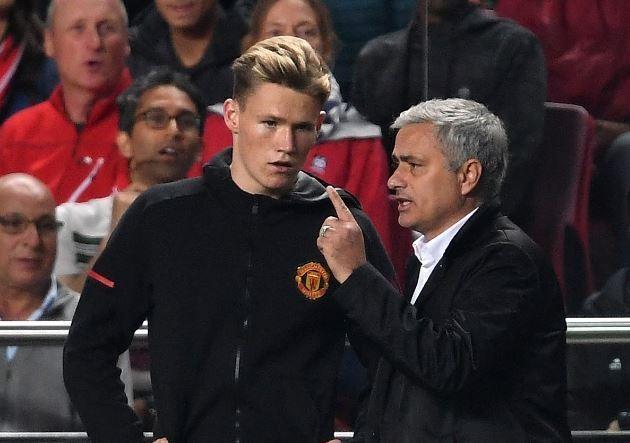 Mourinho con McTominay il 18 ottobre 2017, giorno del suo esordio in Champions League in casa del Benfica @Getty images