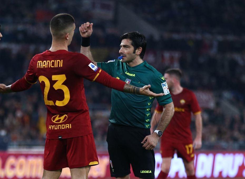 L'arbitro Maresca a colloquio con Mancini durante Roma-Milan, di Mancini