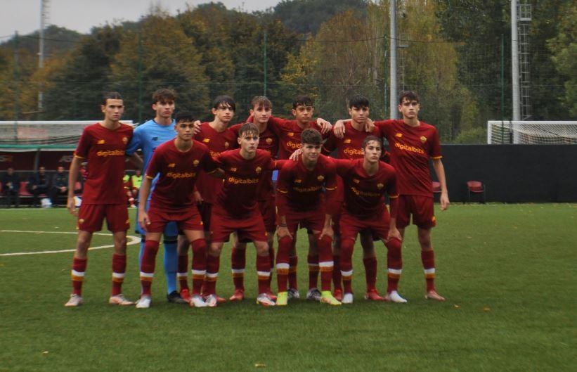 I giocatori della Roma Under 16 schierati prima della partita con la Salernitana