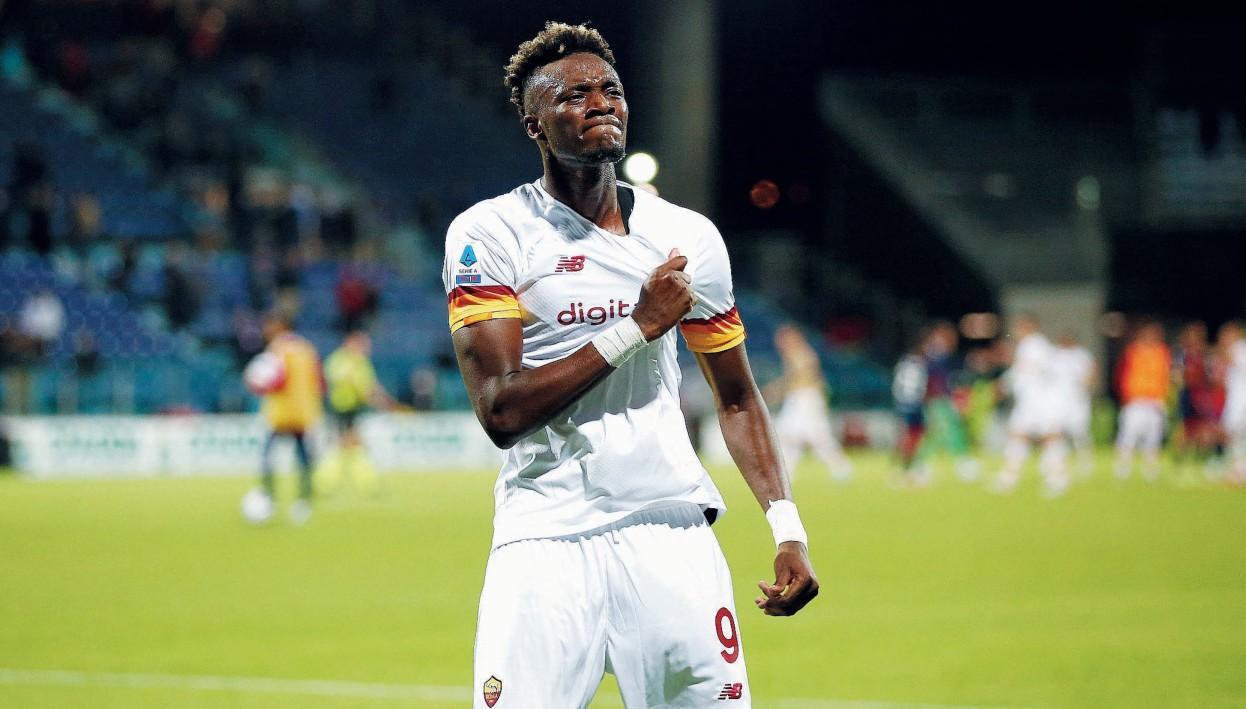 Tammy Abraham esulta sotto il settore dei romanisti a Cagliari, di Mancini