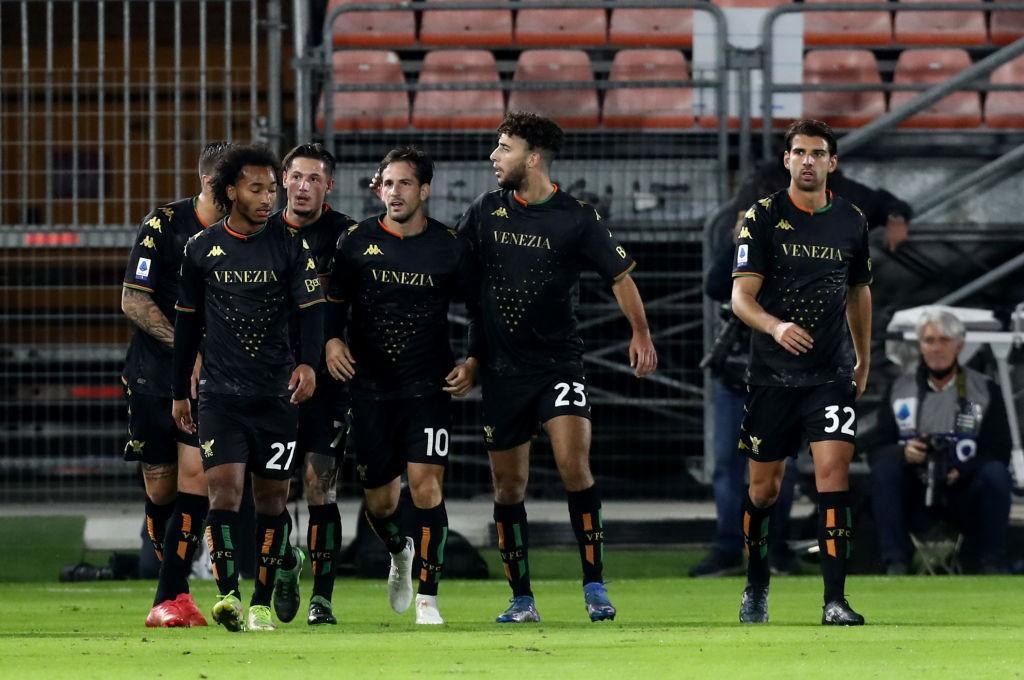 I giocatori del Venezia esultano dopo l'1-0 alla Salernitana al Penzo (Getty Images)