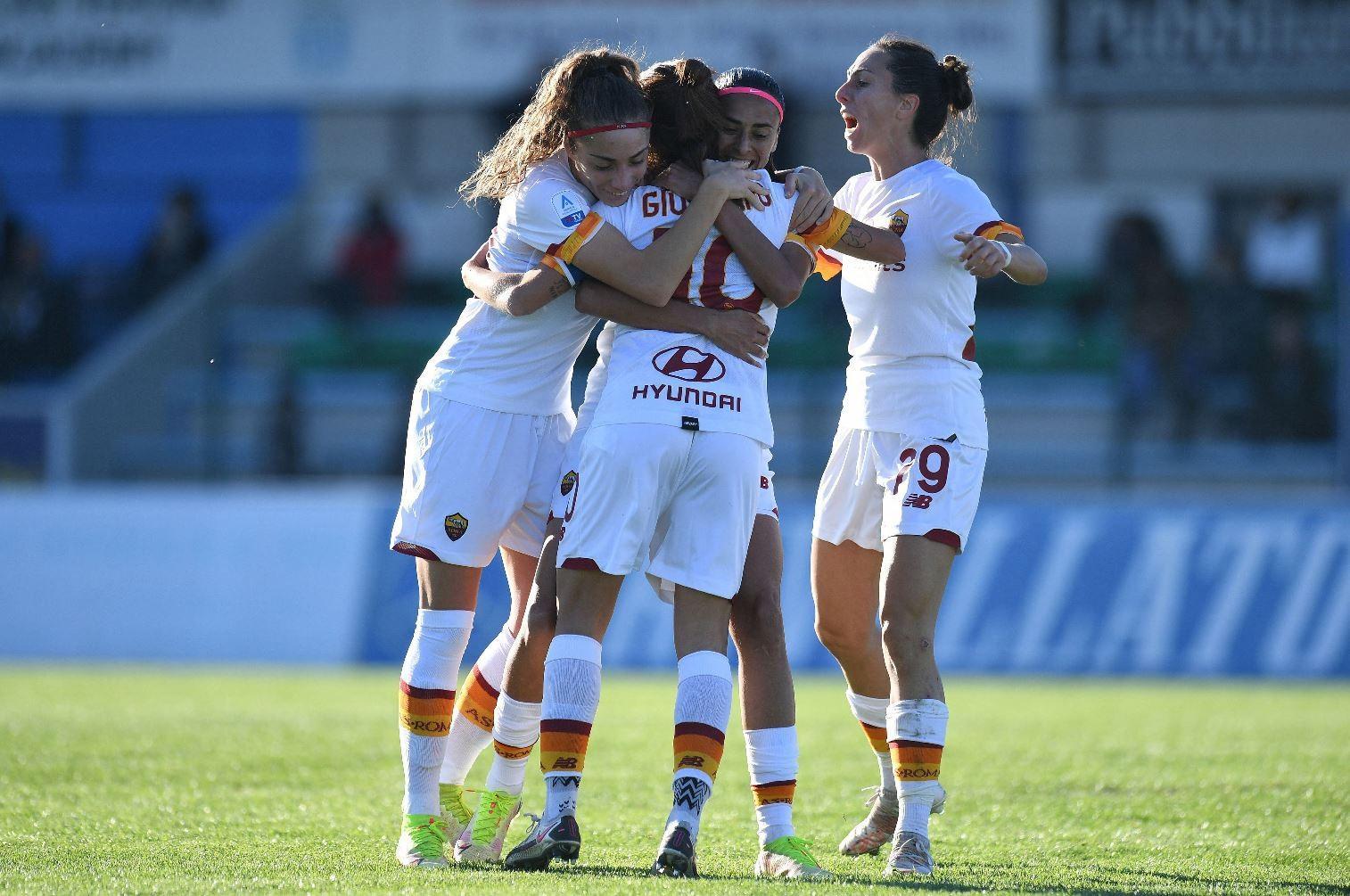 Glionna, Andressa e Lazaro esultano con Giugliano dopo il suo 2-0; sotto, il colpo di tacco della numero 29 valso il vantaggio dopo un’azione corale @As Ra via Getty Images