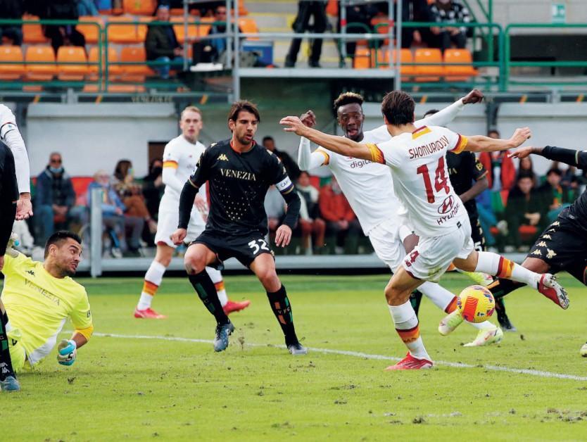 Shomurodov segna l'1-1 al Penzo (As Roma via Getty Images)