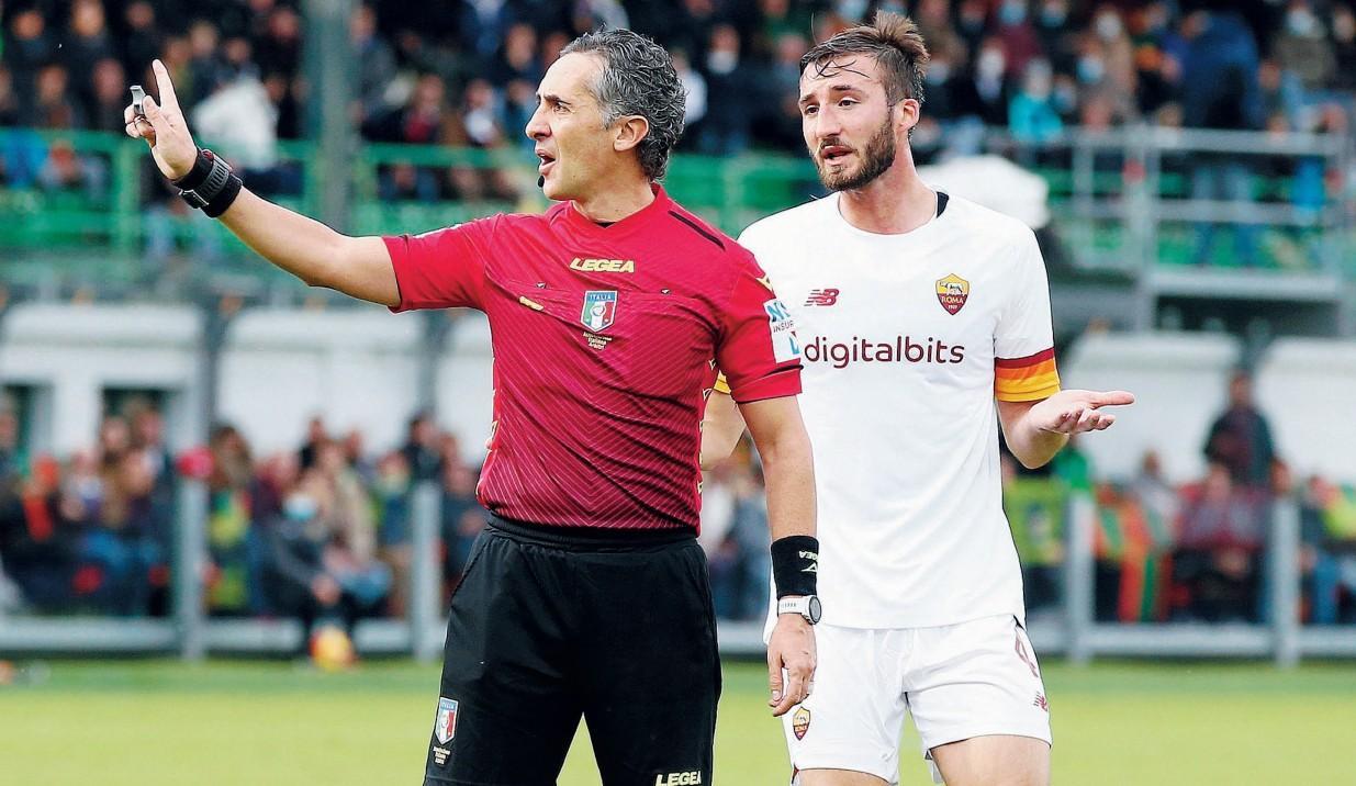 Cristante prova a protestare con l’arbitro Aureliano, ma il fischietto di Bologna fa inta di nulla, di Mancini