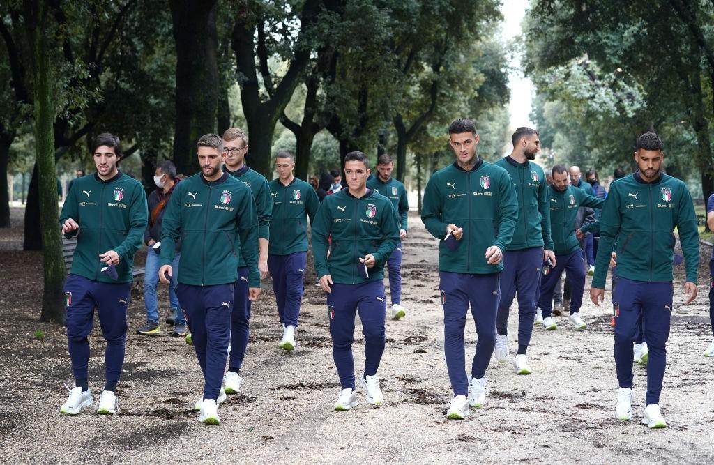 Una passeggiata degli Azzurri ieri a Villa Borghese in attesa dell’allenamento pomeridiano. In prima fila Tonali, Berardi, Raspadori, Scamacca ed Emerson Palmieri