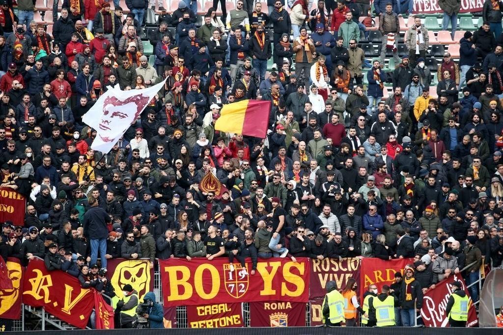 Il settore dei romanisti al Penzo di Venezia (As Roma via Getty Images)