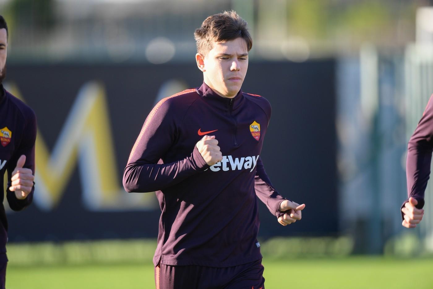 Coric durante un allenamento con la maglia della Roma