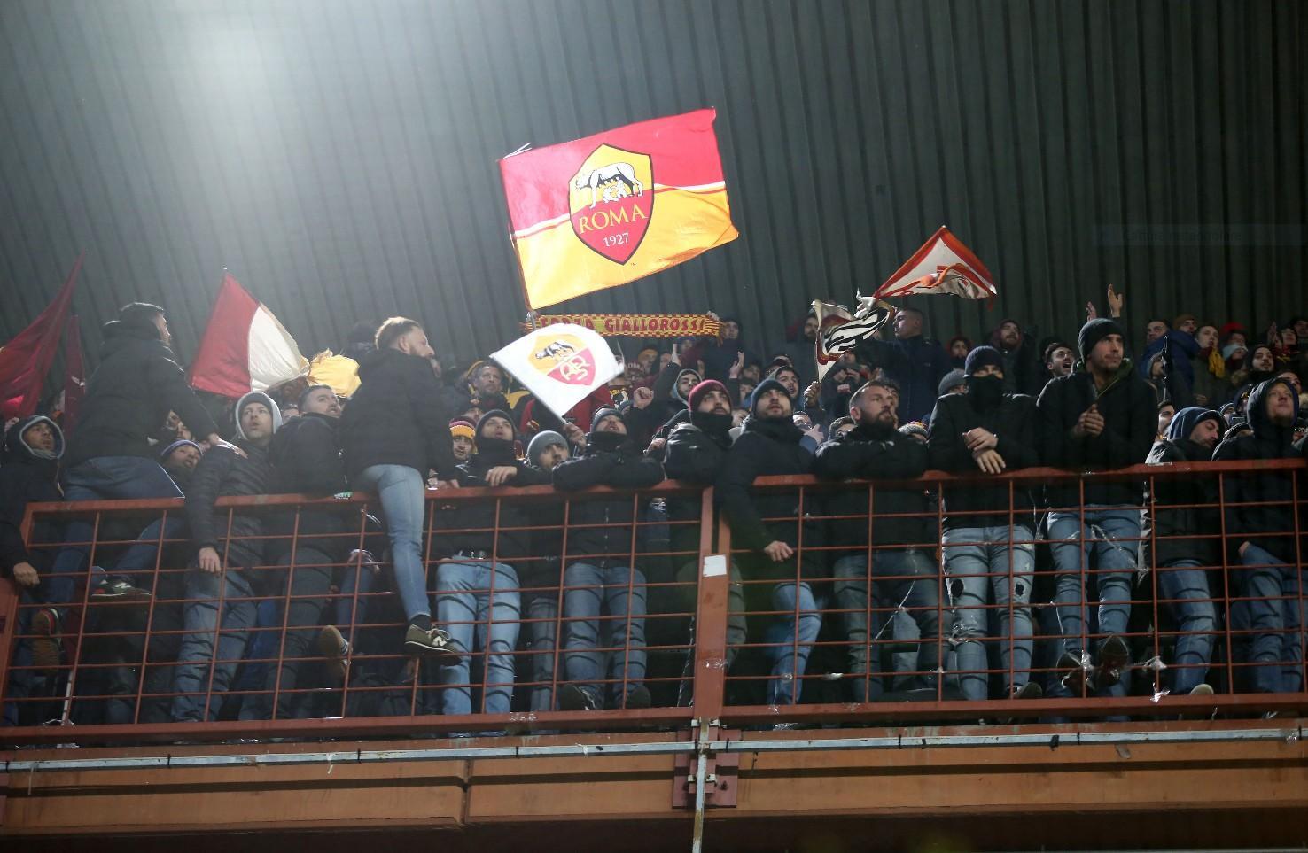 Tifosi della Roma a Marassi nell'ultima trasferta aperta al pubblico, nel gennaio 2020, di Mancini