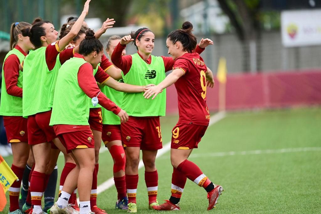 Festeggiamenti dopo il gol di Pirone in Roma-Sassuolo (Getty Images)