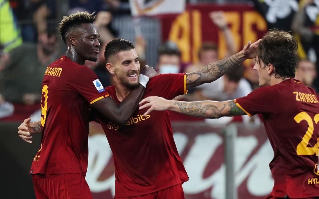 Abraham, Pellegrini e Zaniolo festeggiano sotto la Sud (Getty Images)