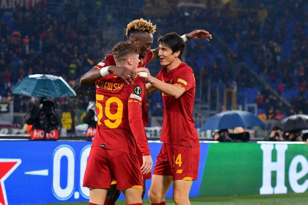 Abbraccio di gruppo tra Abraham, Shomurodov e Zalewski (As Roma via Getty Images)