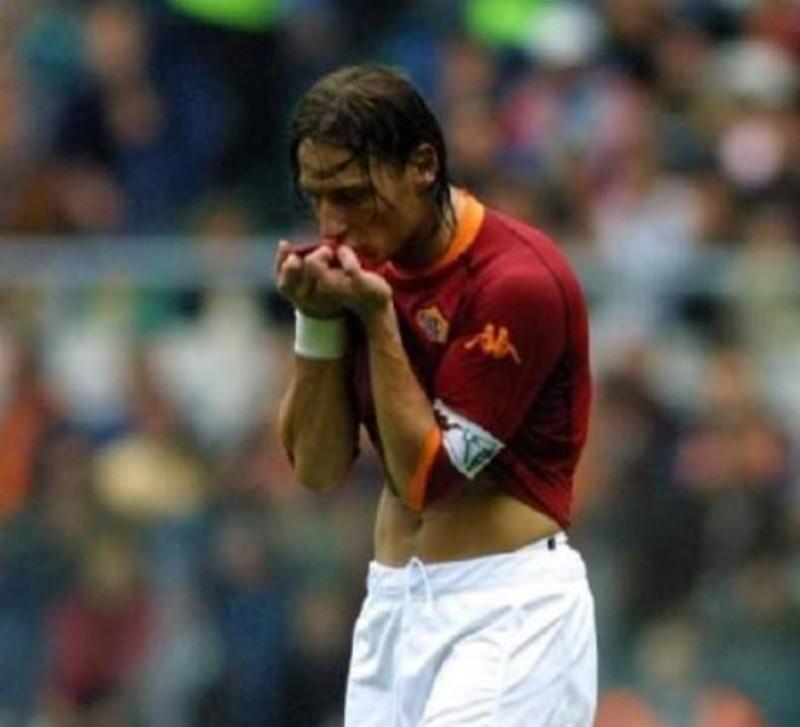 Totti bacia la maglia della Roma (Getty Images)