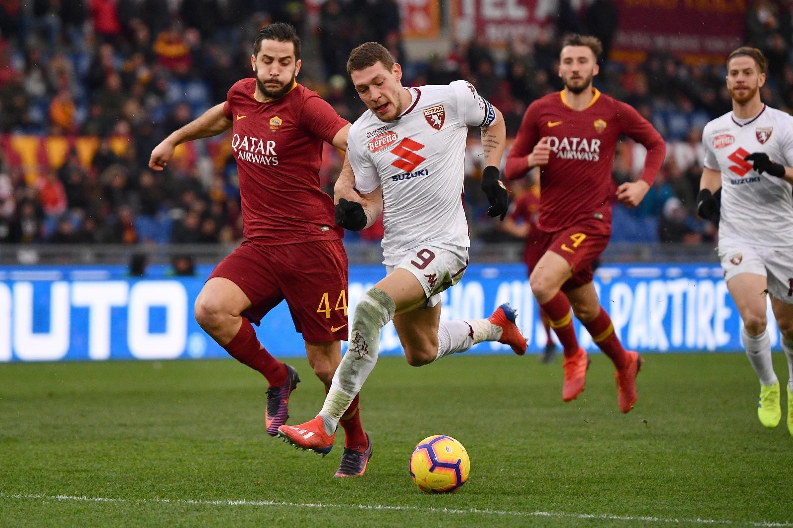 Manolas in azione contro Belotti, di LaPresse