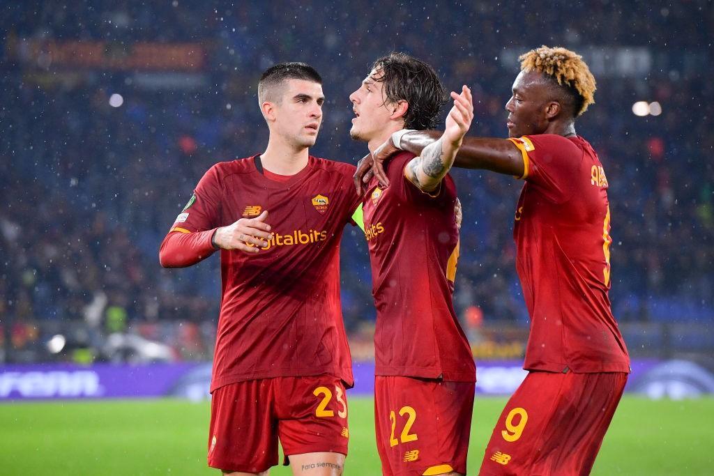 Mancini, Zaniolo e Abraham festeggiano dopo la rete del 22 contro lo Zorya (Getty Images)