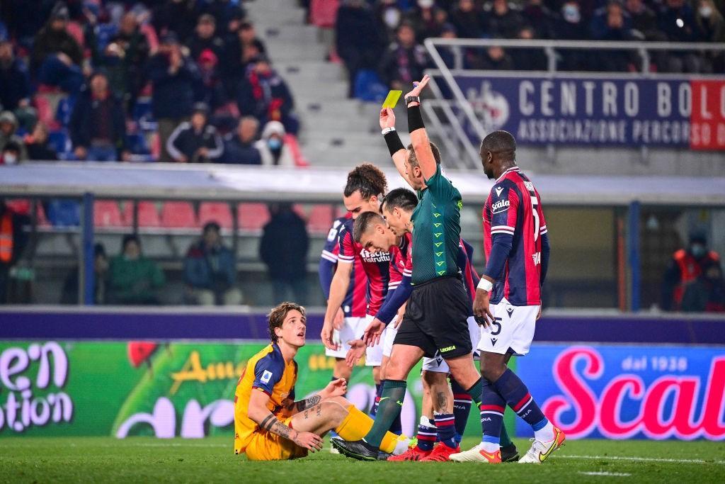 Il momento dell'ammonizione di Zaniolo contro il Bologna (AS Roma via Getty Images)