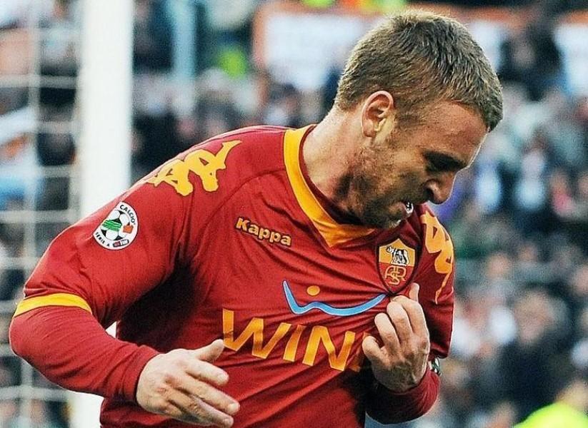 Daniele De Rossi bacia la maglia dopo il gol all'Inter nel 2010 (Getty Images)