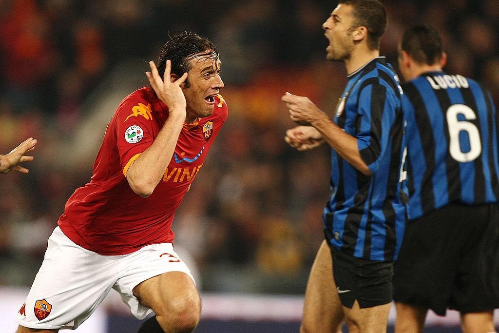 Luca Toni festeggia dopo il gol all'Inter, 2010 (Getty Images)