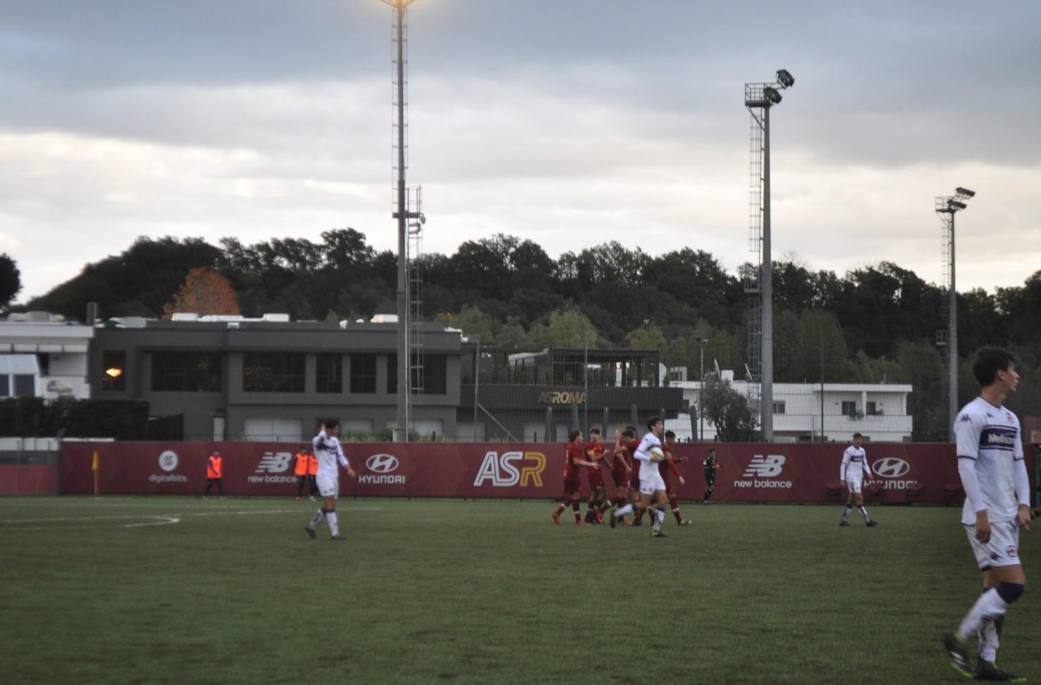 I compagni festeggiano Gante dopo il gol del momentaneo 2-2