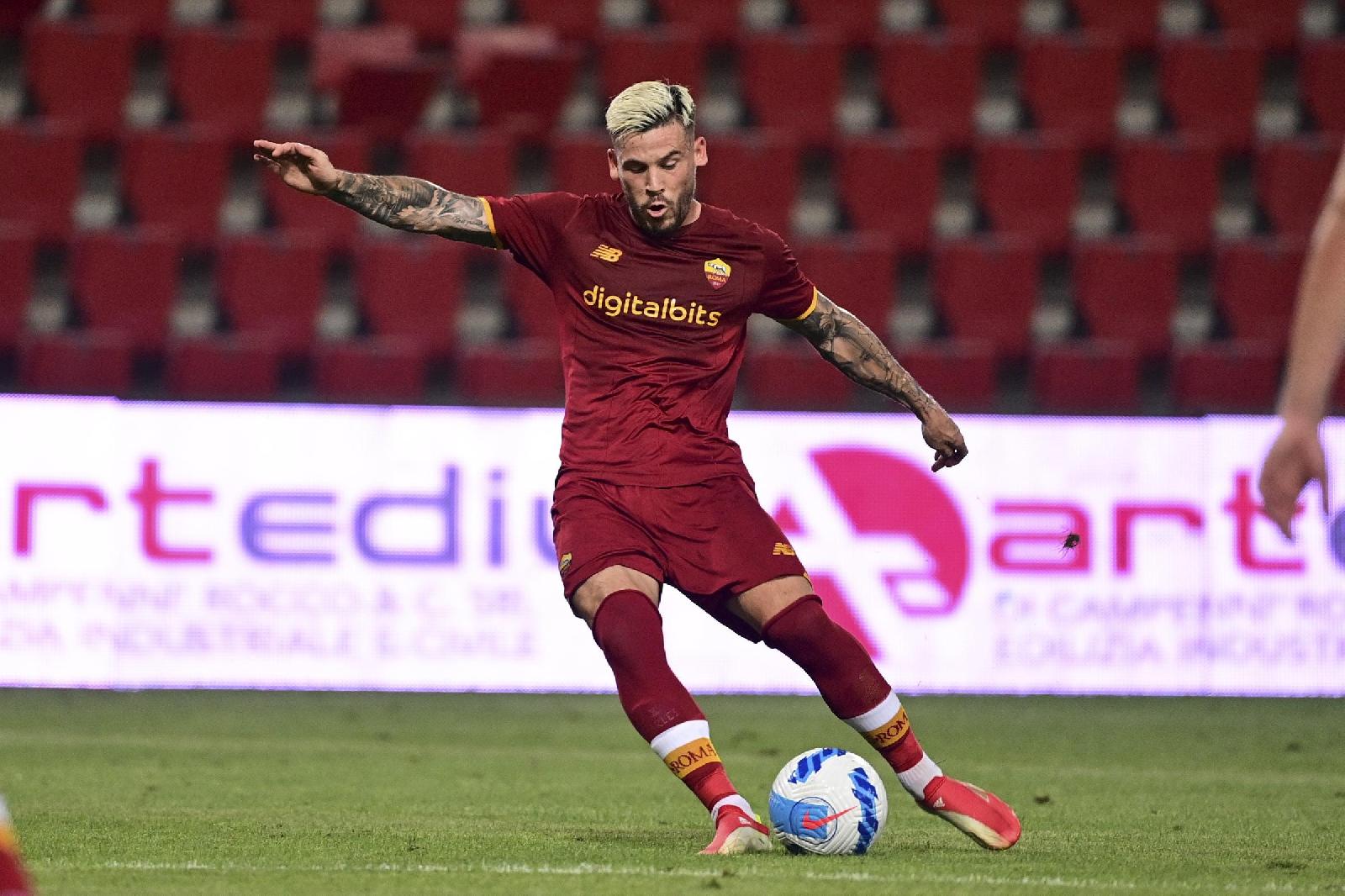 Carles Perez in campo con la Roma