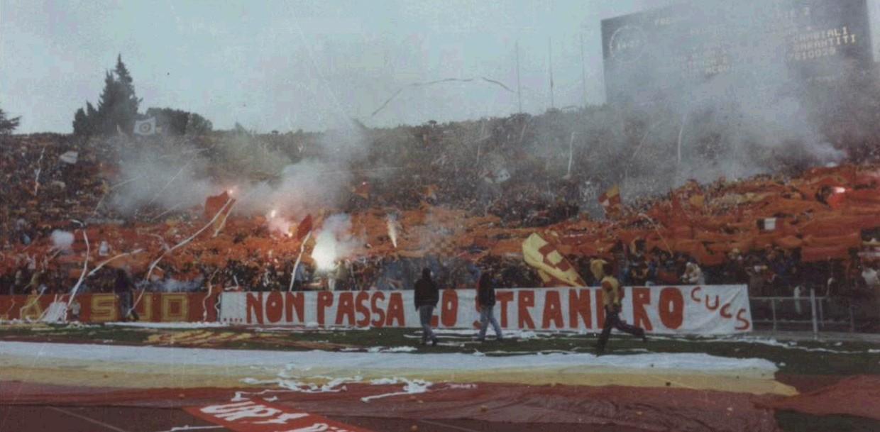 La Curva Sud espone il celebre striscione  «Non passa  lo straniero»