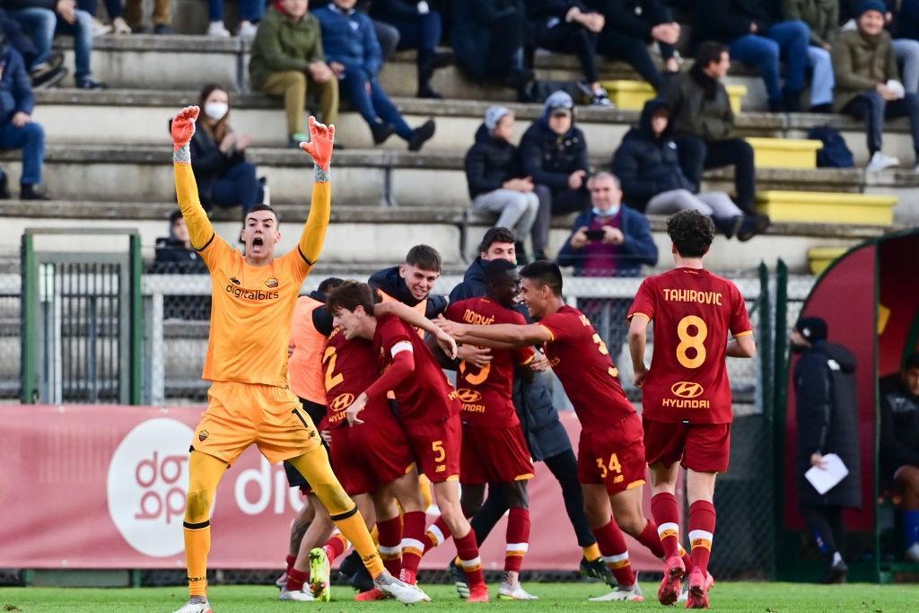 I calciatori della Primavera festeggiano la vittoria contro la Sampdoria (AS Roma via Getty Images)