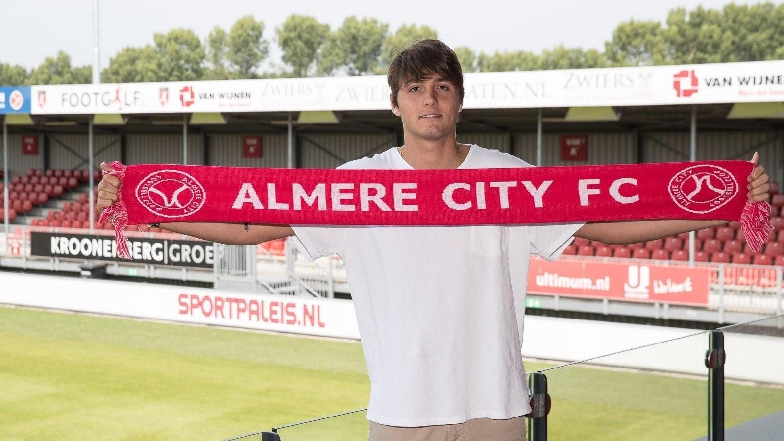 Edoardo Soleri con la sciarpa dell'Almere