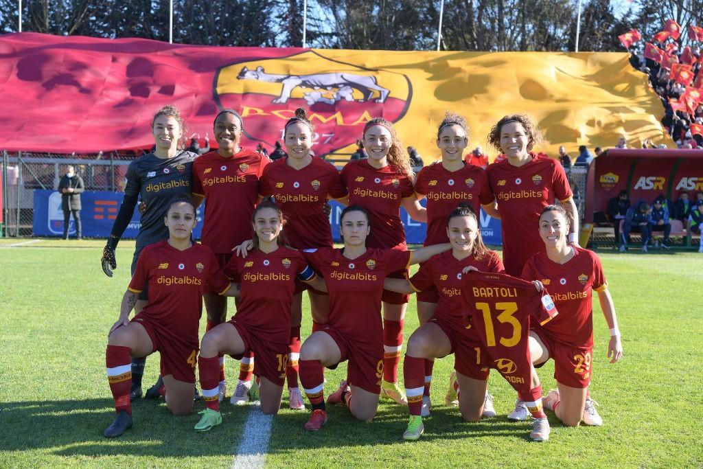 La Roma Femminile davanti al suo pubblico il giorno del derby (As Roma via Getty Images)