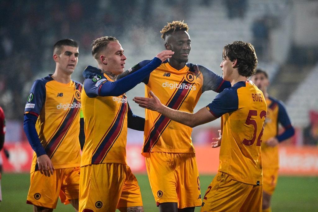 I calciatori della Roma festeggiano il secondo gol al Cska Sofia, in Conference League (AS Roma via Getty Images)