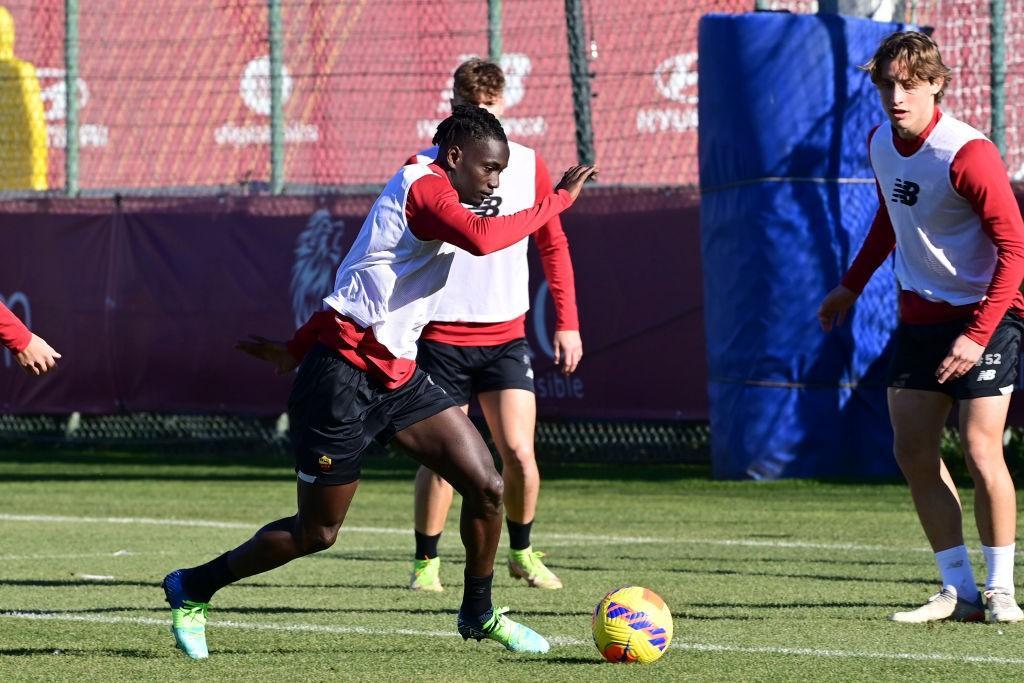 Darboe, Zalewski e Bove in allenamento (As Roma via Getty Images)