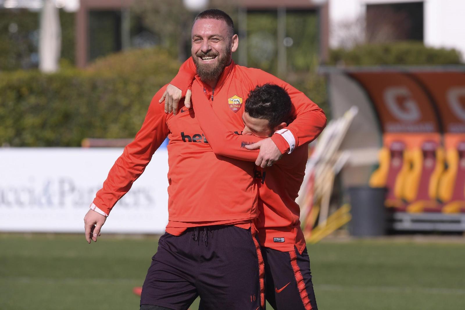 L\'abbraccio tra De Rossi e Florenzi, di LaPresse