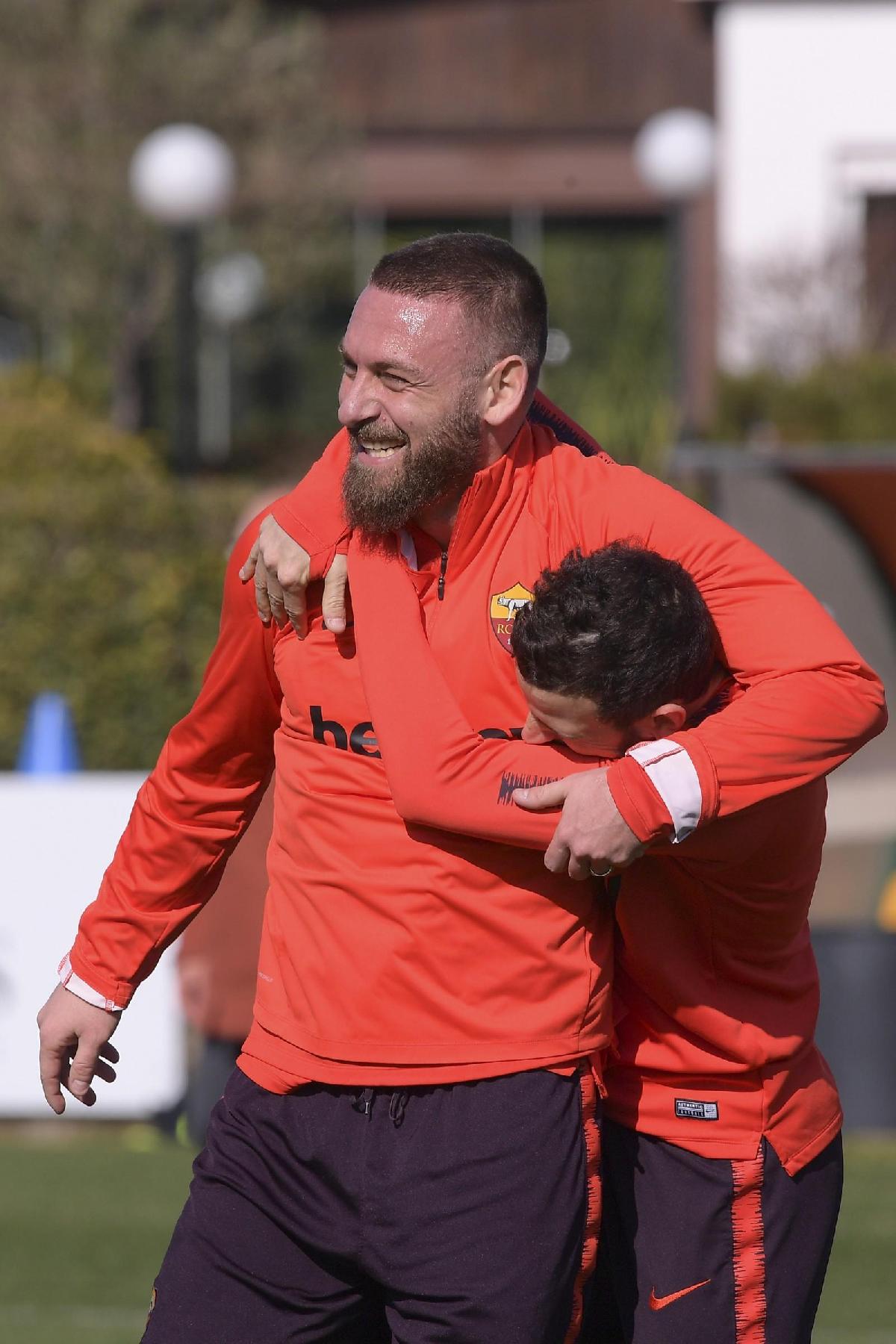 L\'abbraccio tra De Rossi e Florenzi, di LaPresse