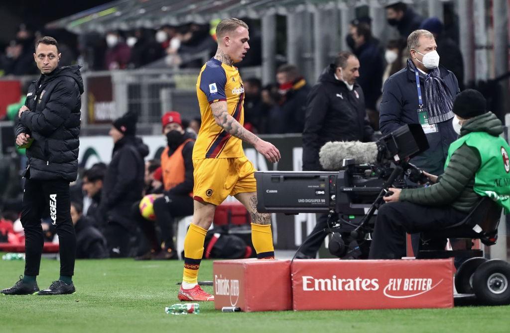 Karsdorp abbandona il campo in Milan-Roma (Getty Images)