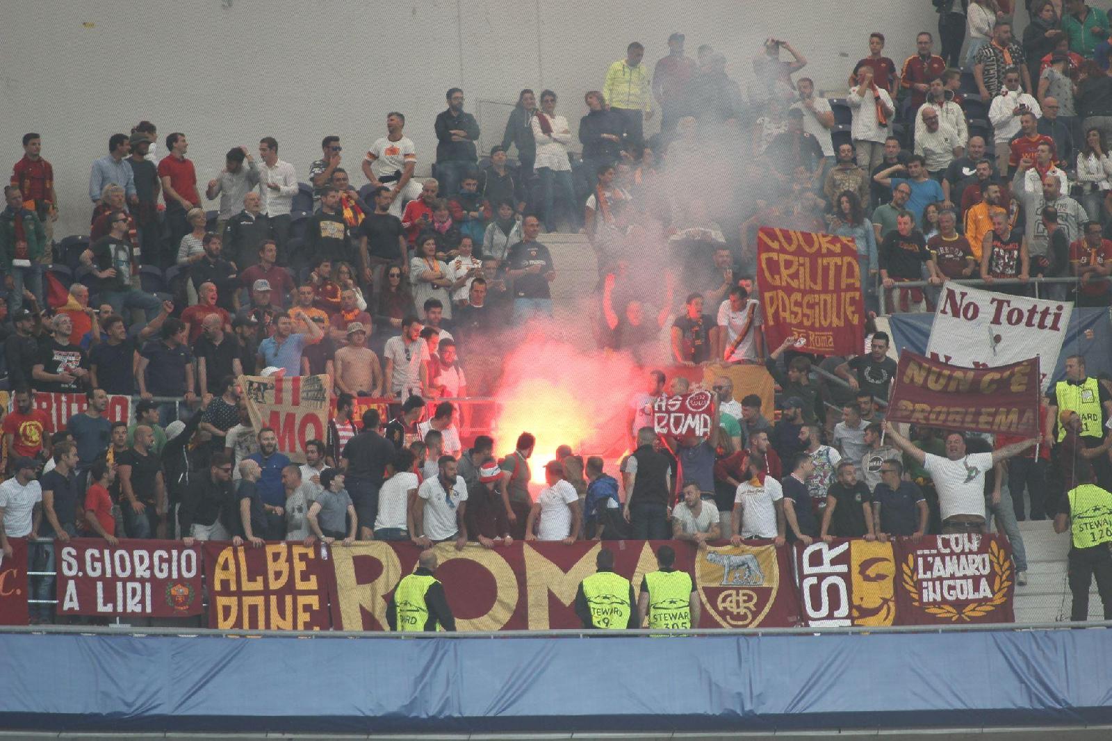 I tifosi giallorossi a Oporto nel 2016