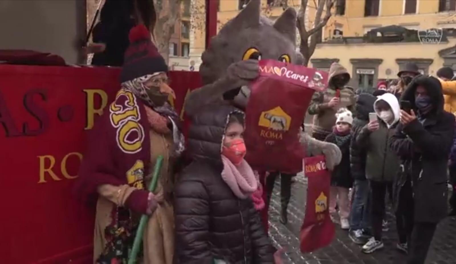 Fermo immagine del video postato dal profilo Twitter @OfficialAsRoma