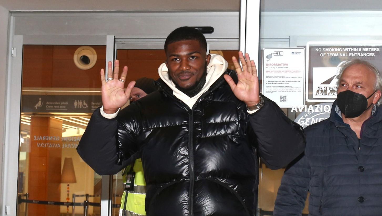 Maitland Niles all'arrivo a Ciampino, di Mancini