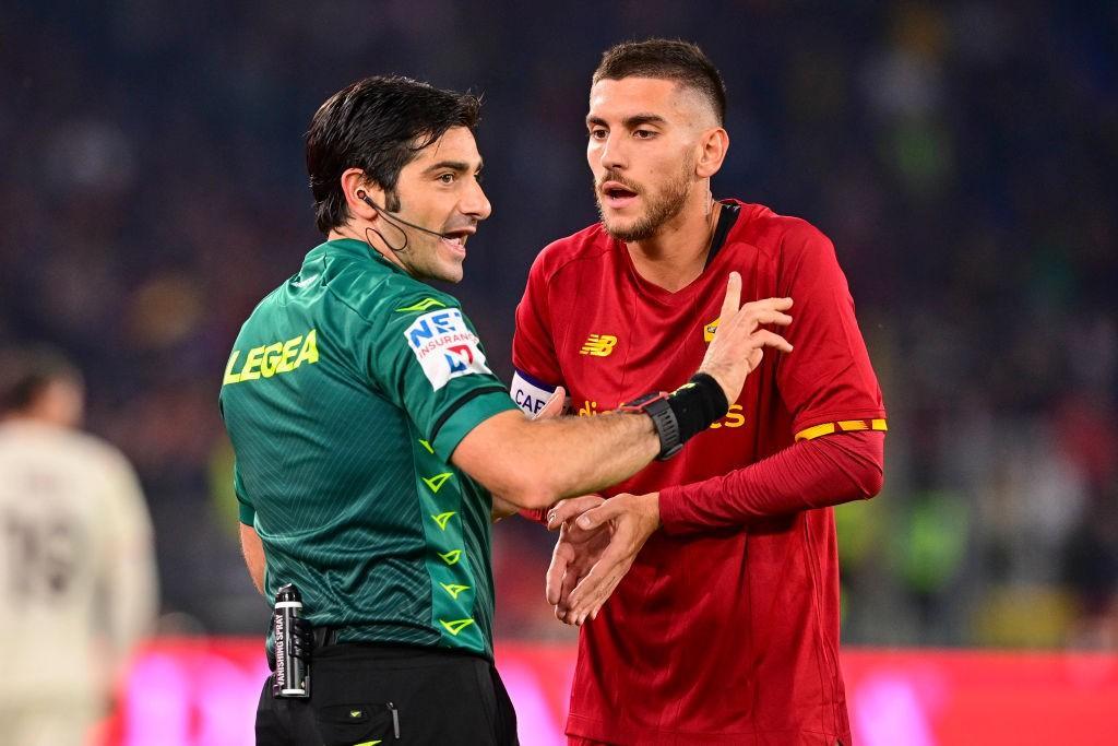 L'arbitro Maresca insieme a Lorenzo Pellegrini