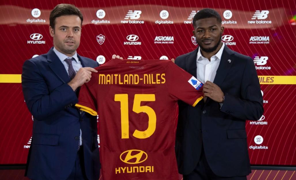 Maitland Niles con Tiago Pinto e la sua maglia giallorossa (As Roma via Getty Images)